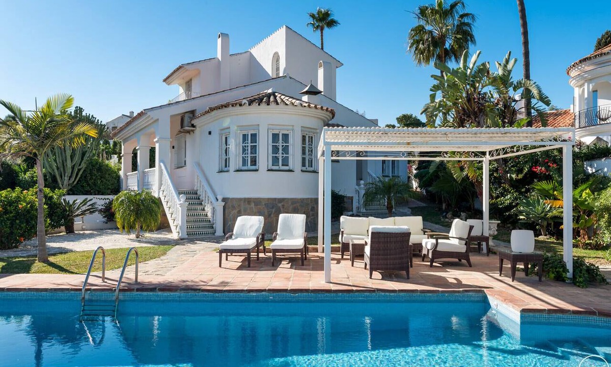 Estepona Villa | Casa Blanca | private pool - garden - bbq - jacuzzi
