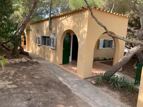 Es Calo House | Casa Carmencita, immersa nel verde a pochi passi da mare
