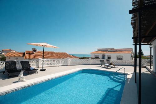 Benajarafe House | Casa con piscina y vistas al mar en Benajarafe