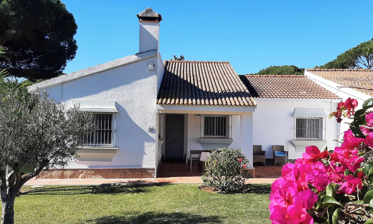 Cabo Roche House | Casa Concha, vacation home near the sea with garden and private pool, A/C & WIFI