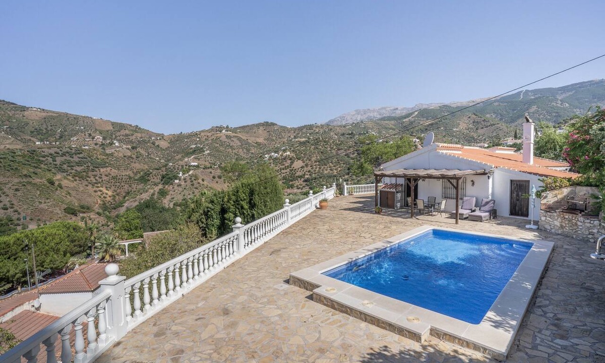 Canillas de Albaida Villa | Casa El Alba, villa a pocos pasos del pueblo con piscina privada