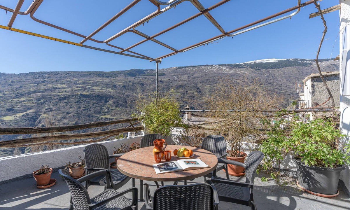 Bubion House | Casa El Portón, Bubión: vistas a la montaña, terraza privada y Wi-Fi