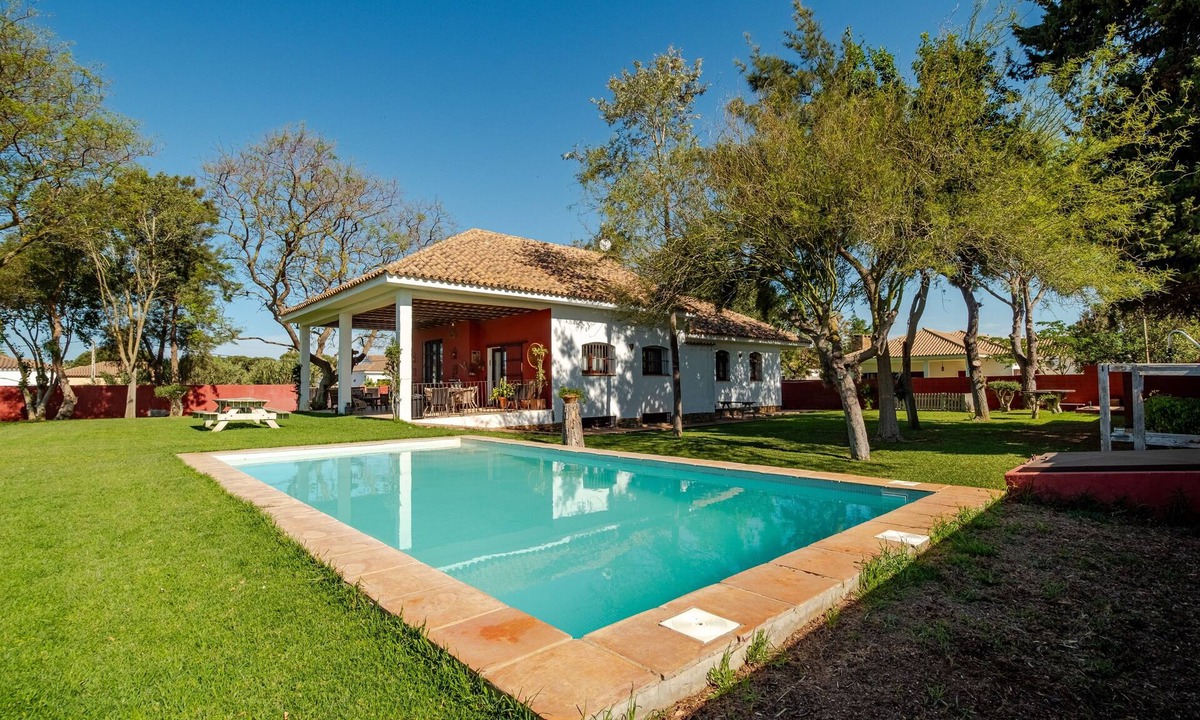 Chiclana de la Frontera House | Casa La Almunia: Private Pool, Wi-Fi & Air Conditioning in Chiclana