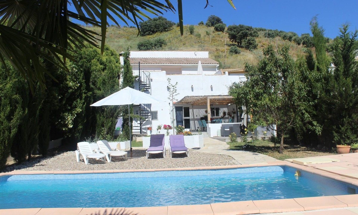 Almedinilla Bed & Breakfast | Casa La Nuez B & B, spacious bathrooms, free WiFi, terrace, swimming pool, garden