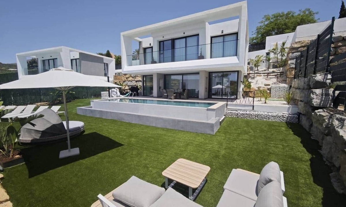Estepona Villa | Casa M² Estepona and Marbella getaway-Sleeps 10