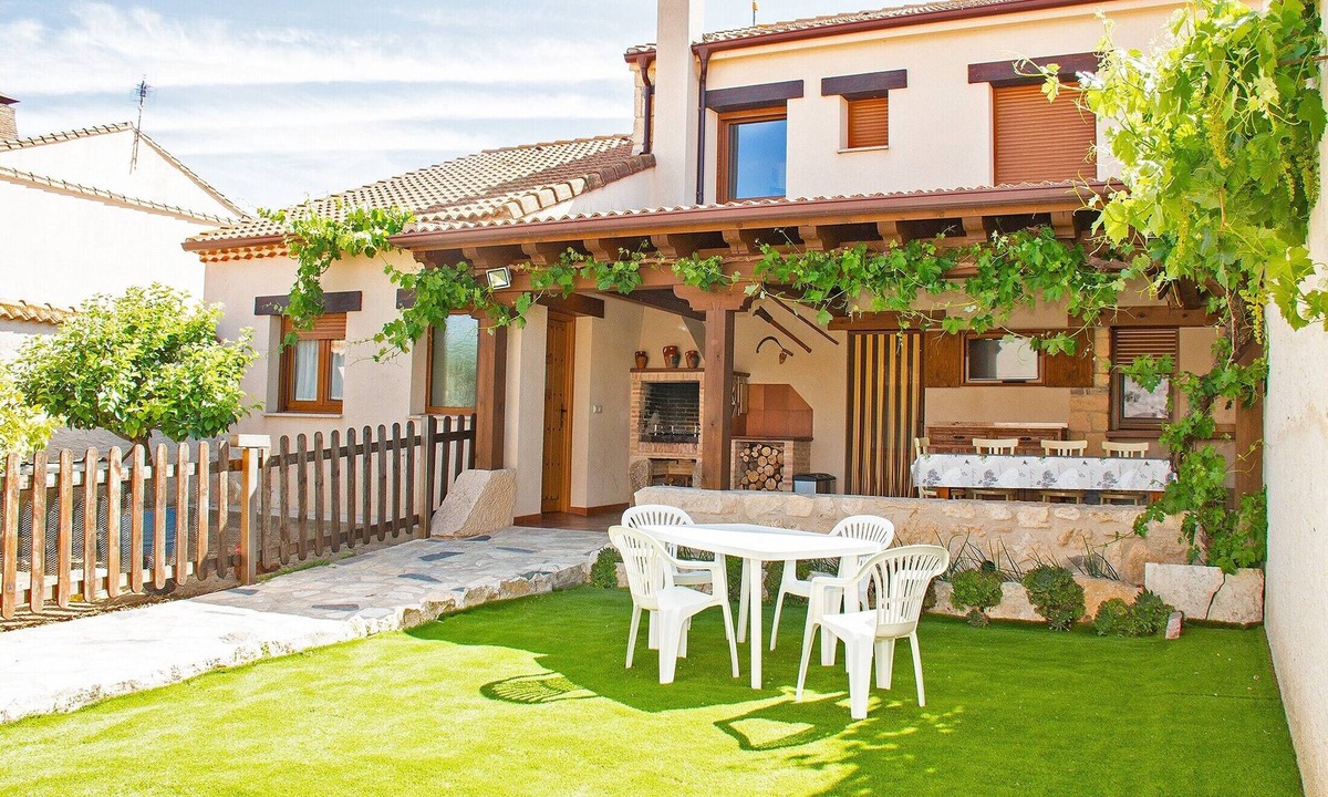 Turegano House | Casa Mariano in Turégano, Segovia – Mountain Views & Private Terrace