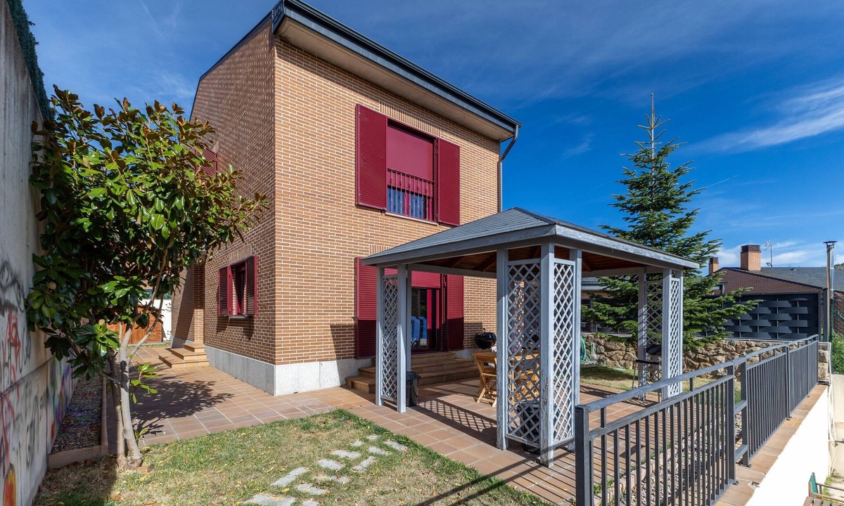 San Rafael House | Casa Nootka with Mountain Views, Private Garden, and Barbecue