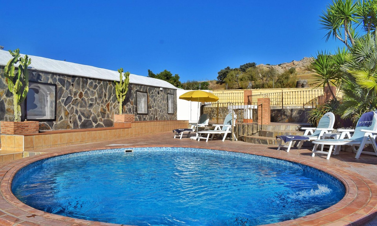 Pruna Villa | CASA PICASSO YOUR OWN PRIVATE POOL, 2 BED, 2 BATHn 90 nights minimum stay