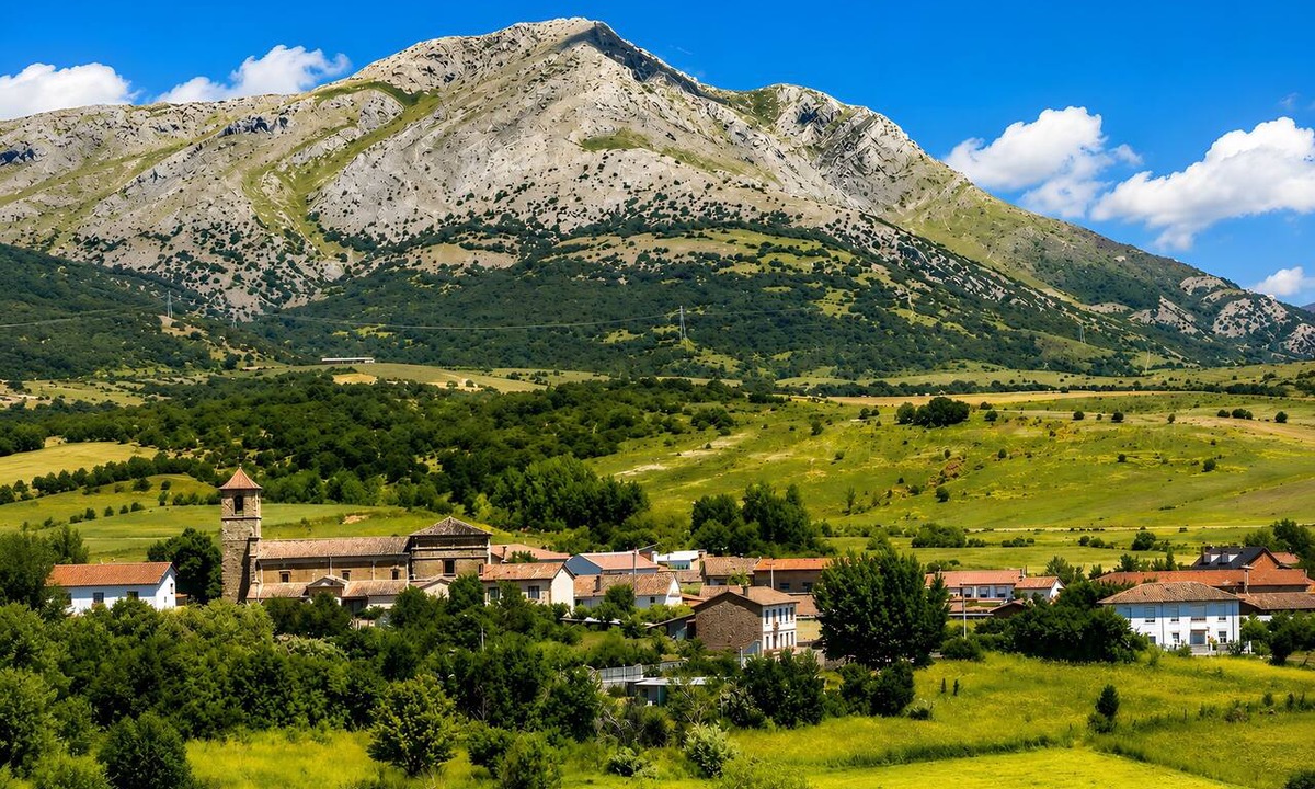 Cebanico House | Casa Picos de Europa, Riaño: Rural House with Wi-Fi in a Natural Setting