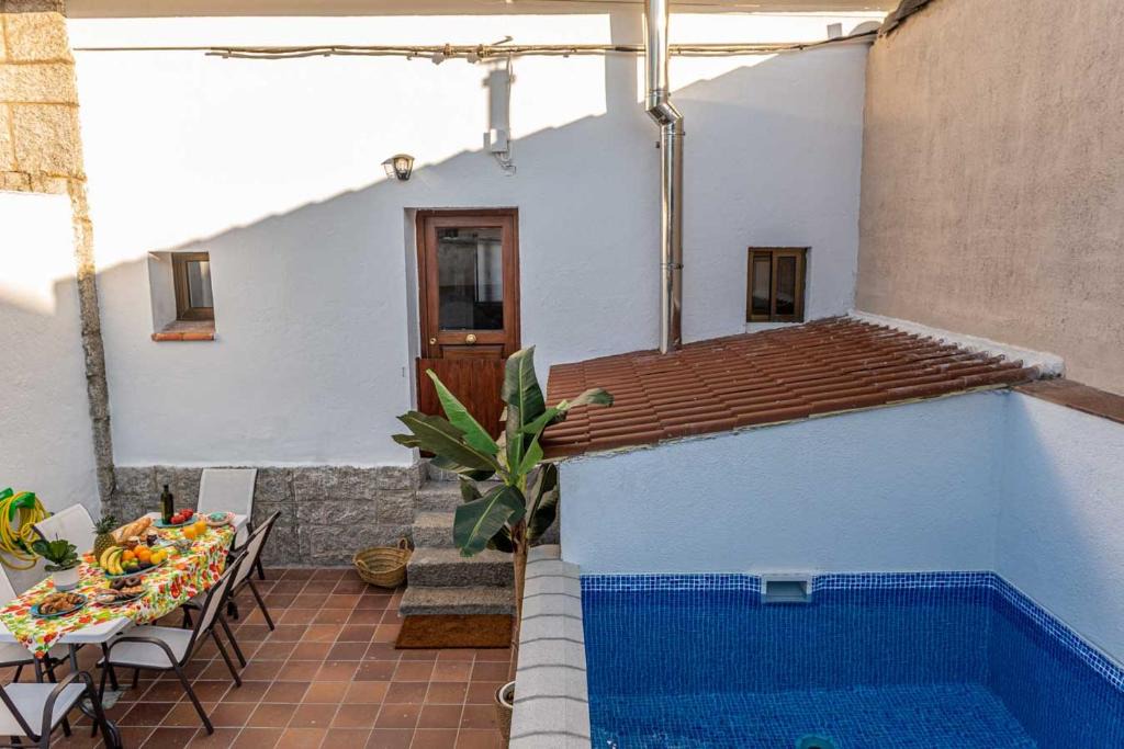 La Pradera de Navalhorno House | Casa Rural Valsain Lodge