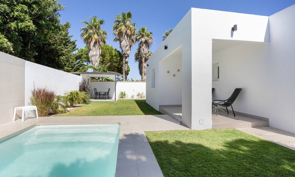 Chiclana de la Frontera House | Casita Meraki 2 with Heated Indoor Pool, Garden, Terrace and Wi-Fi