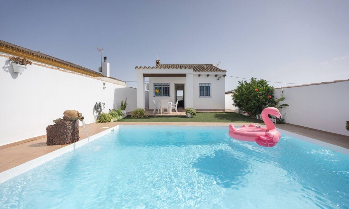 Conil de la Frontera Ski Chalet | Chalet 'Casa Araceli' with Private Pool, Private Terrace and Wi-Fi