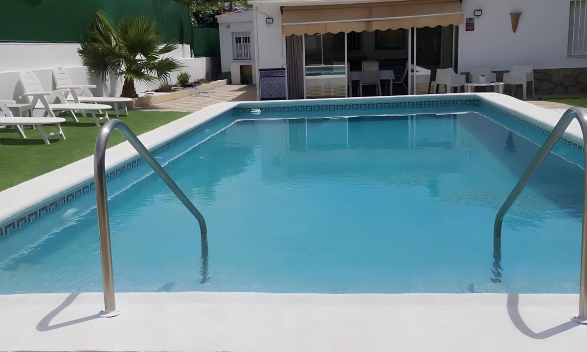 Valencina de la Concepcion House | Chalet de Lujo con Piscina Privada y Terraza Ideal para Familias y Grupos en Se