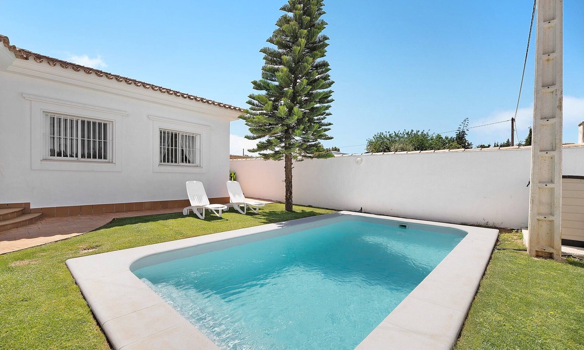 Chiclana de la Frontera House | Chalet Casa Abedul Sancti Petri with Pool, Garden & Wi-Fi