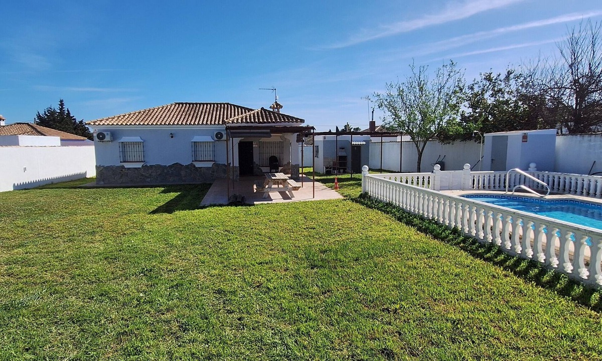 Chiclana de la Frontera Villa | Chalet 'Tu Limonero' with Private Pool, Wi-Fi, and Air Conditioning