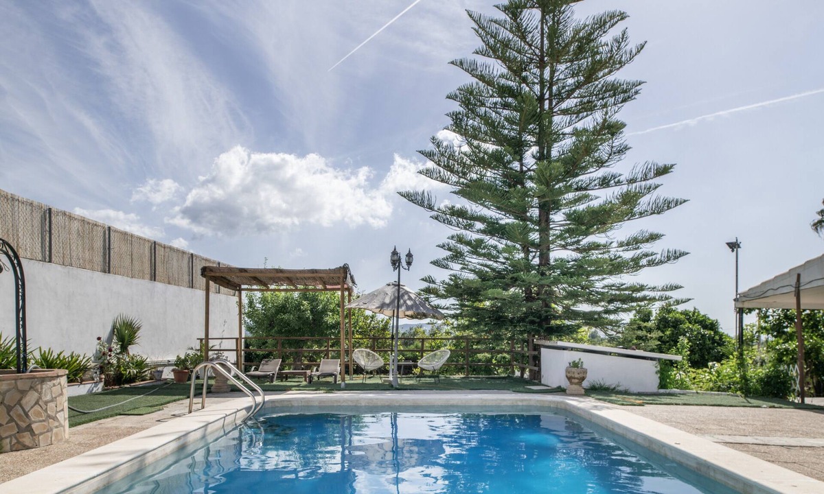 El Bosque House | Chalet 'Villa Rosario' with Mountain View, Pool & Wi-Fi