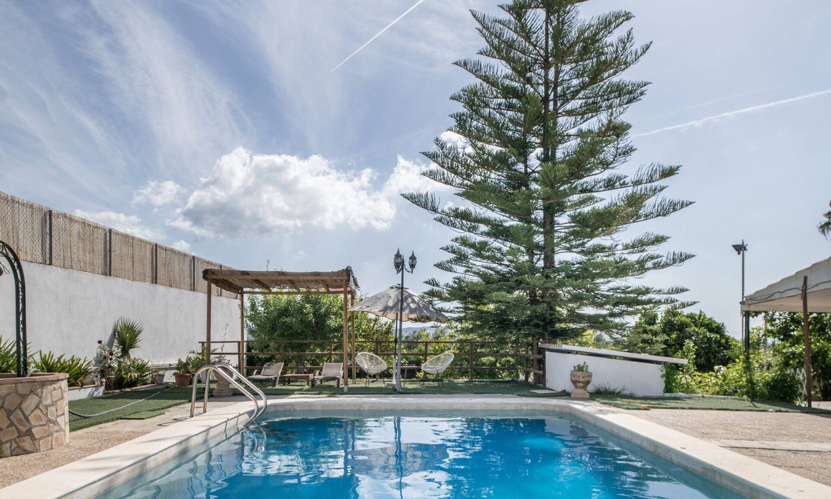 El Bosque House | Chalet 'Villa Rosario' with Mountain View, Pool & Wi-Fi