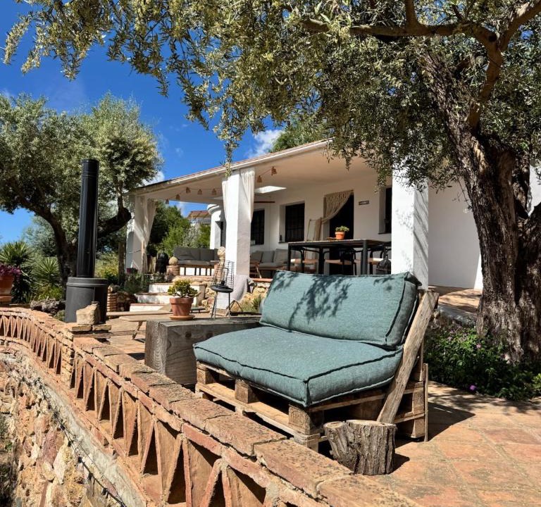 Colmenar House | Charmante casita met veranda, airco en gedeeld zwembad op kleinschalige olijfboerderij Finca Maran