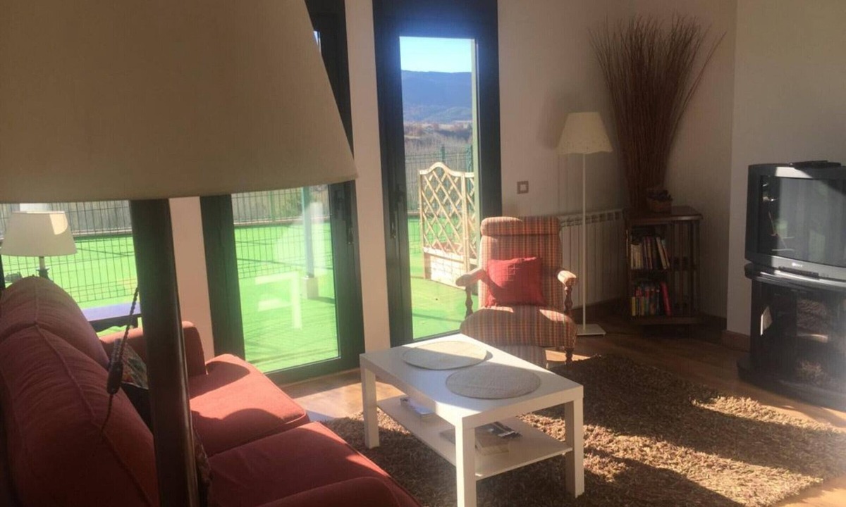 Jaca Apartment | Charming Apartment in Jaca with Terrace and Parking
