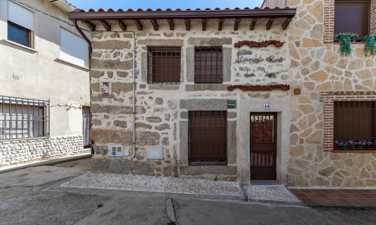 Navaluenga House | Charming Country House in Navaluenga with Mountain Views and Wi-Fi