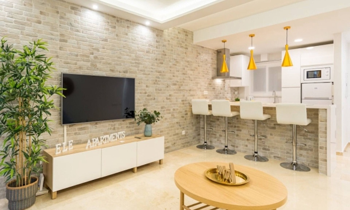 La Victoria Apartment | Charming Historic Apartment in Malaga with Balconies and Rooftop Pool
