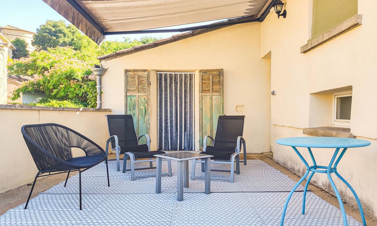 Saint-Quentin-la-Poterie House | Come to this pleasant village house near Uzès.
