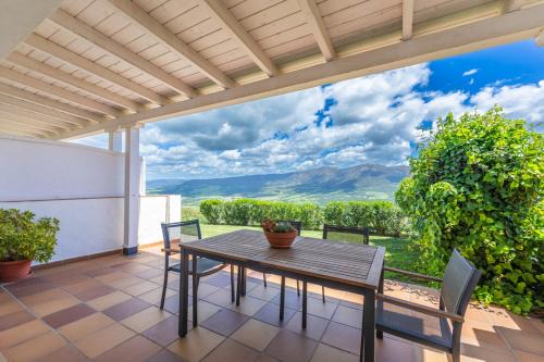 Betis Apartment | Cortijo Pájaro Punta de la Laja, Pool & Mountain Views