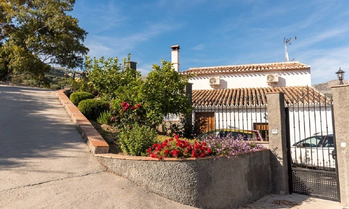 Mondron Cottage | Cortijocabrill Located between the beach and the mountain. Ideal for families and groups