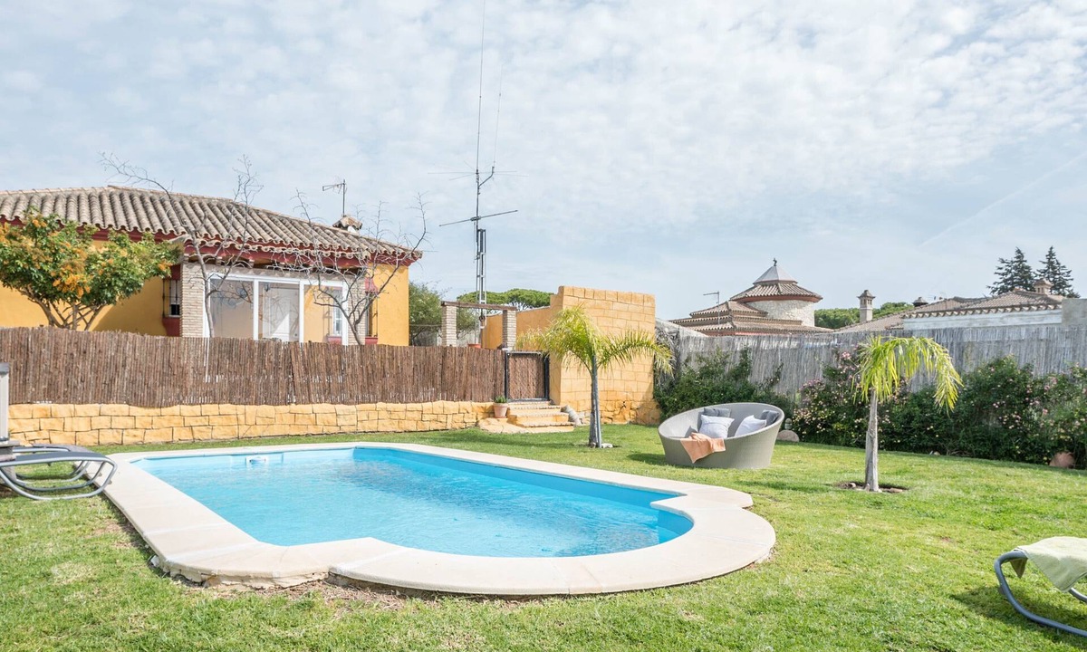 Chiclana de la Frontera House | Cosy Home Valentina with Pool, Terrace, Wi-Fi & Air Conditioning