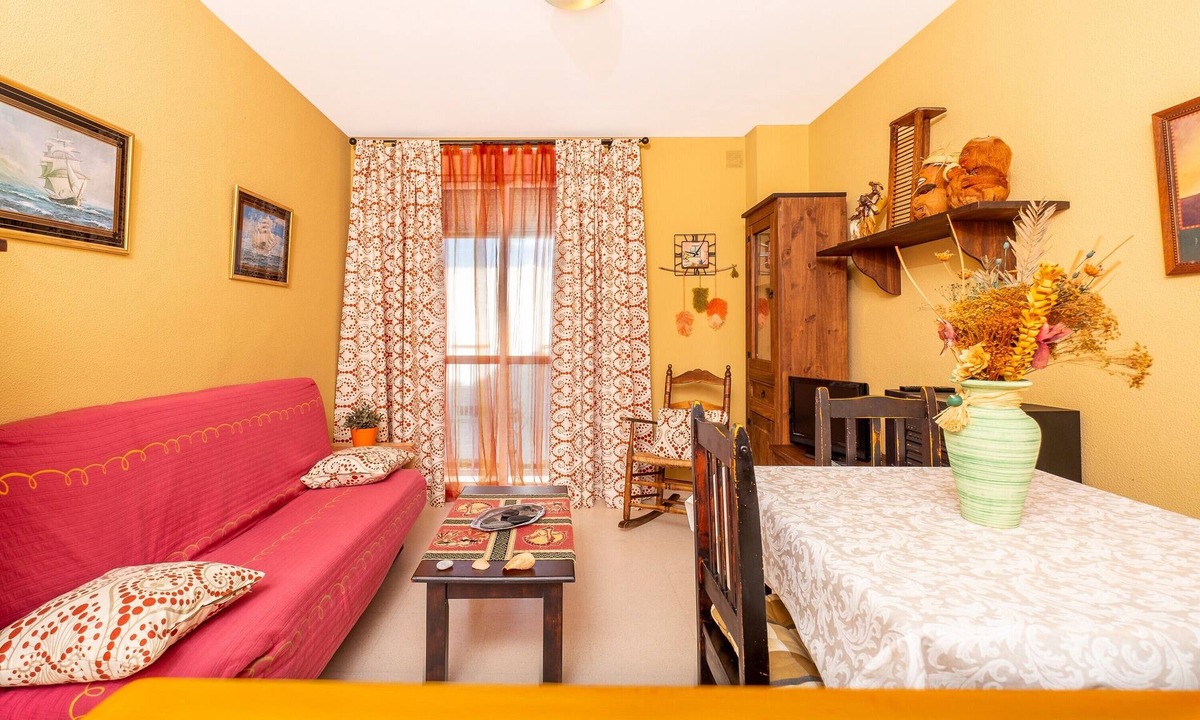 Conil de la Frontera City Center Apartment | Cosy holiday flat with balcony