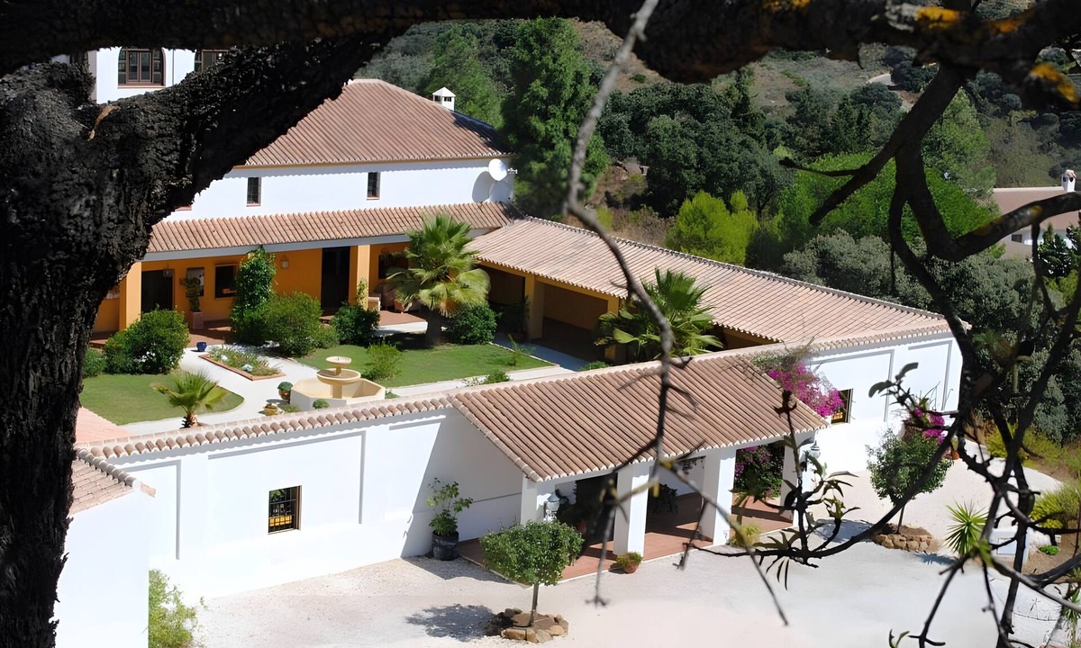 Almogia House | Country House 'Cortijo Puertoelperal' with Mountain View, Wi-Fi and Air Conditioning