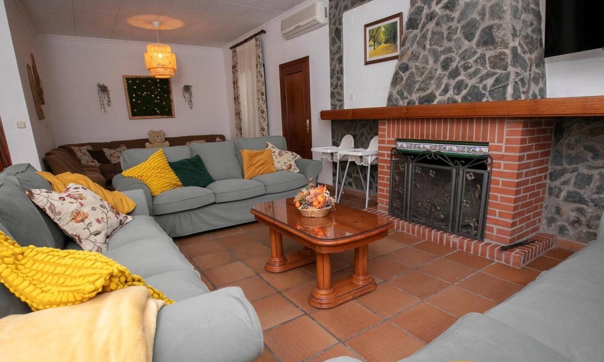 Posadas House | Country House 'El Olmo - Families Only' with Mountain Views, Wi-Fi and Air Conditioning