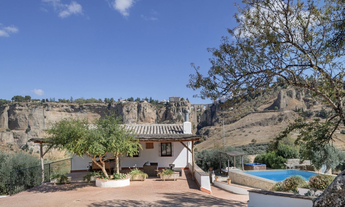 Ronda House | Country House 'El Puente Ronda' with Lake View, Wi-Fi and Air Conditioning