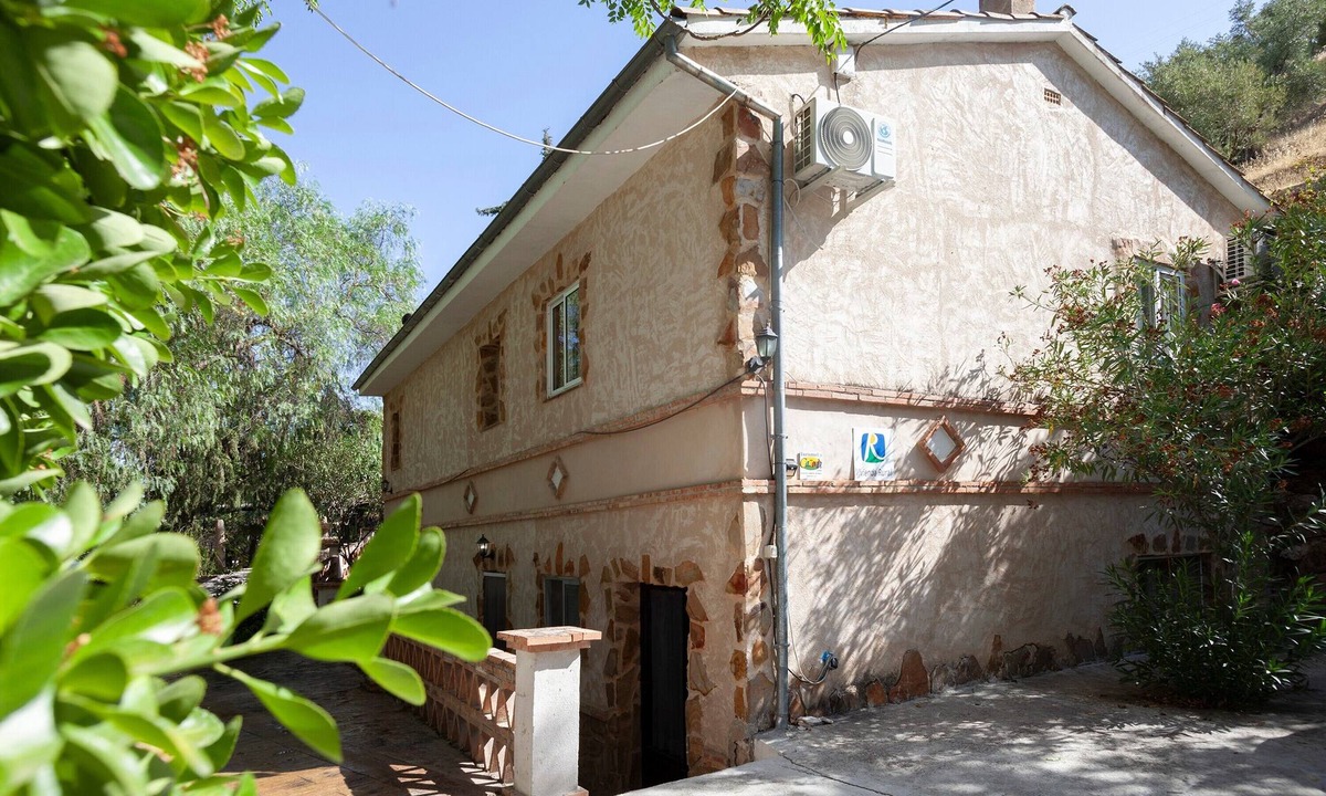 Cazorla House | Country House 'La Casa De La Piscina' with Mountain View, Wi-Fi and Air Conditioning
