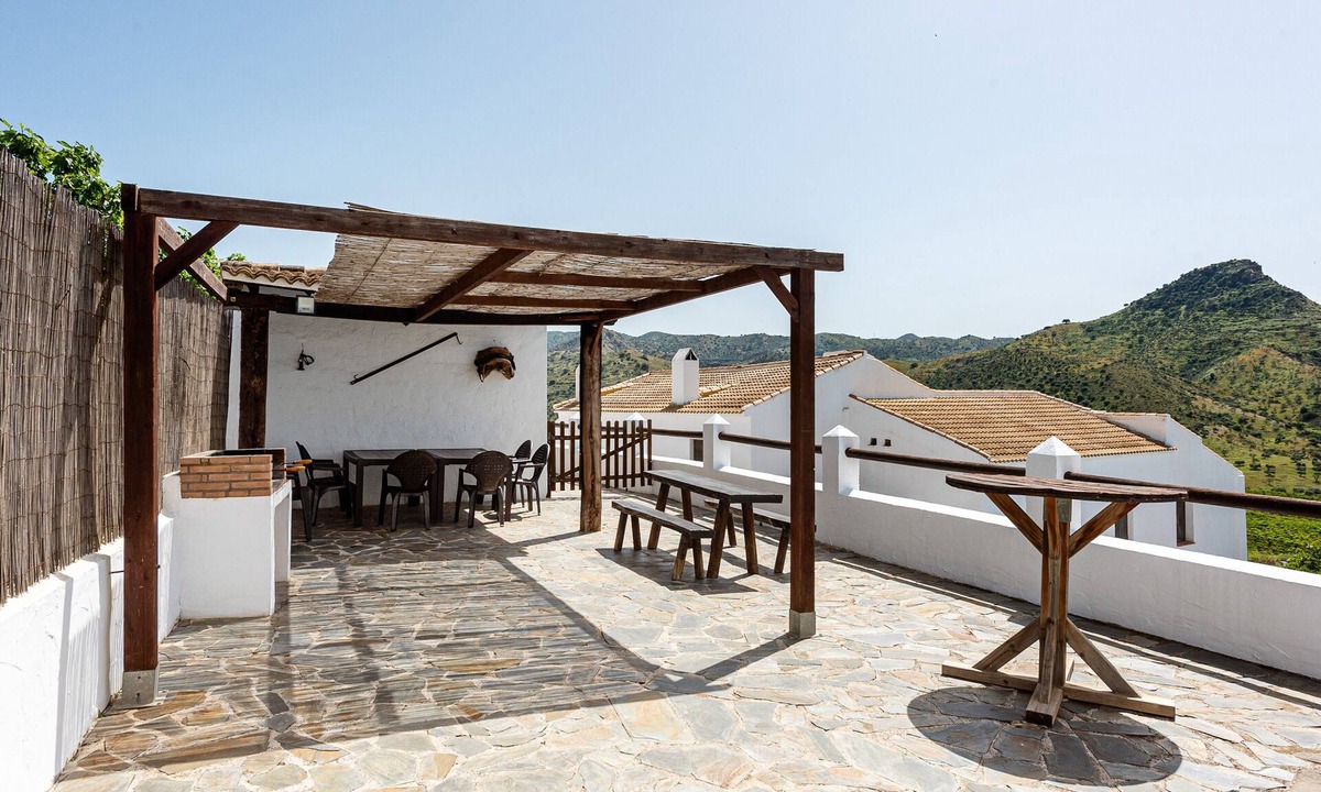 Almogia House | Country House 'La Cochera' with Lake View, Shared Pool and Wi-Fi