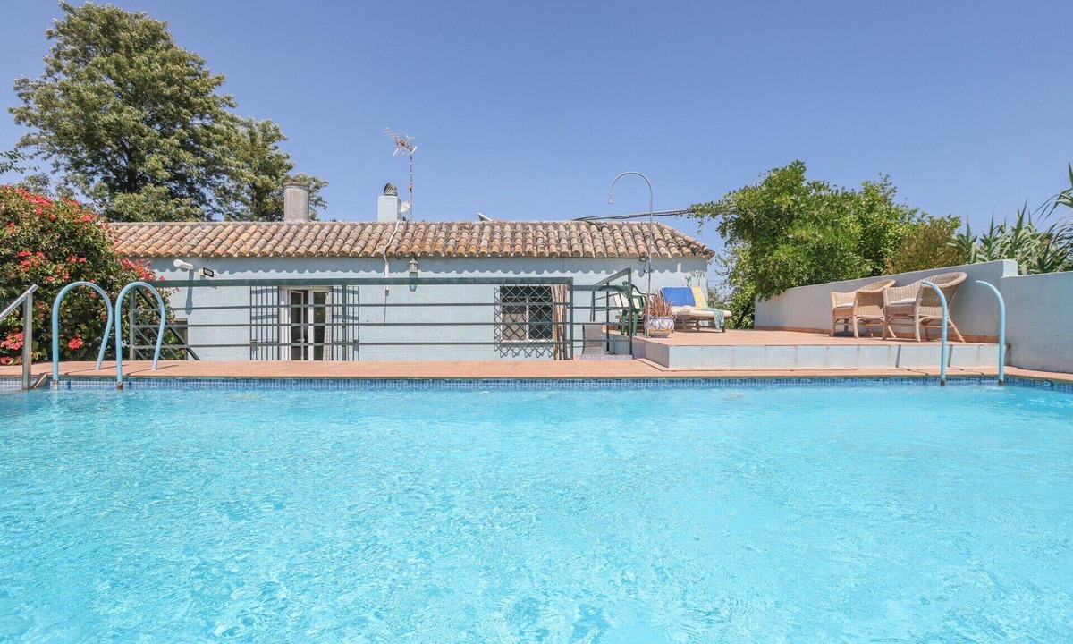 Arahal House | Country House 'Villa Moral' with Private Pool, Wi-Fi and Air Conditioning