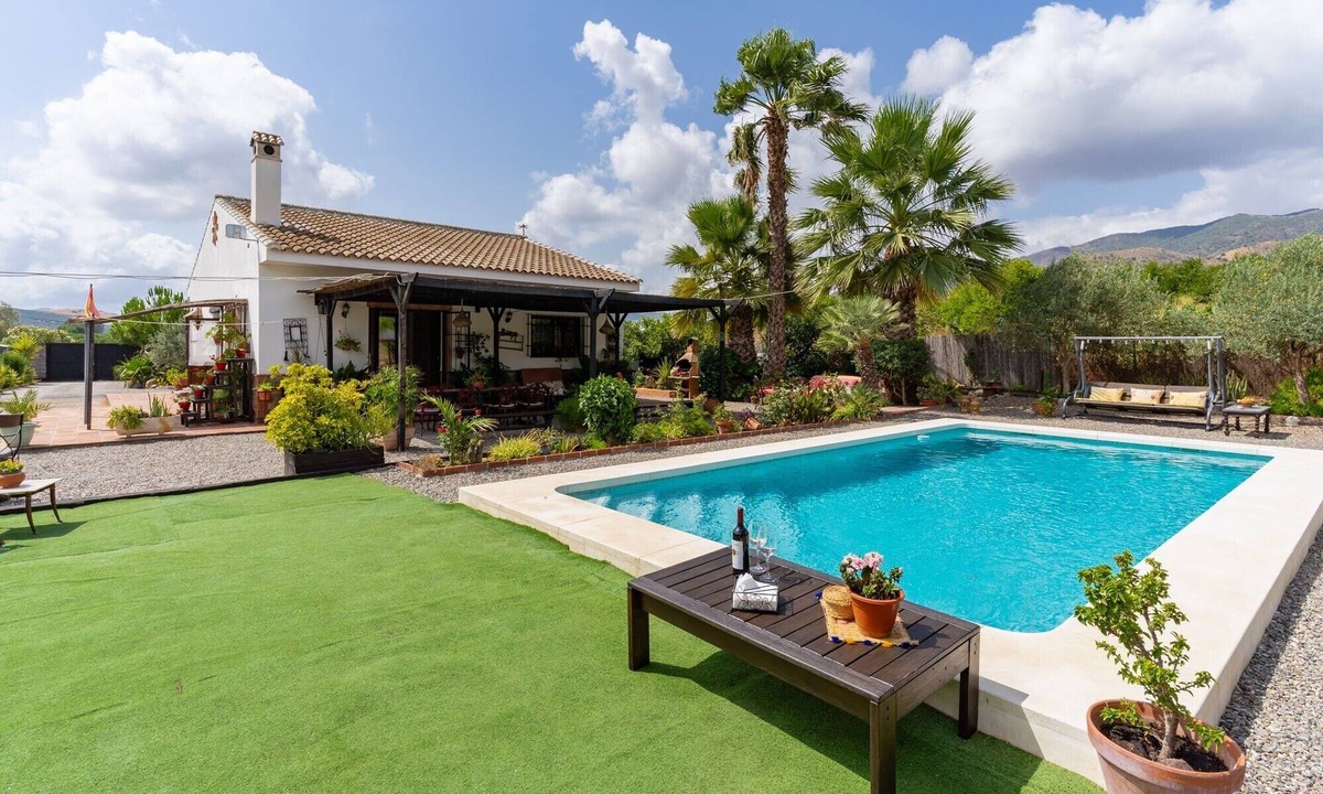 Alora House | Country House 'Villa Pinale Álora' with Mountain View, Wi-Fi and Air Conditioning