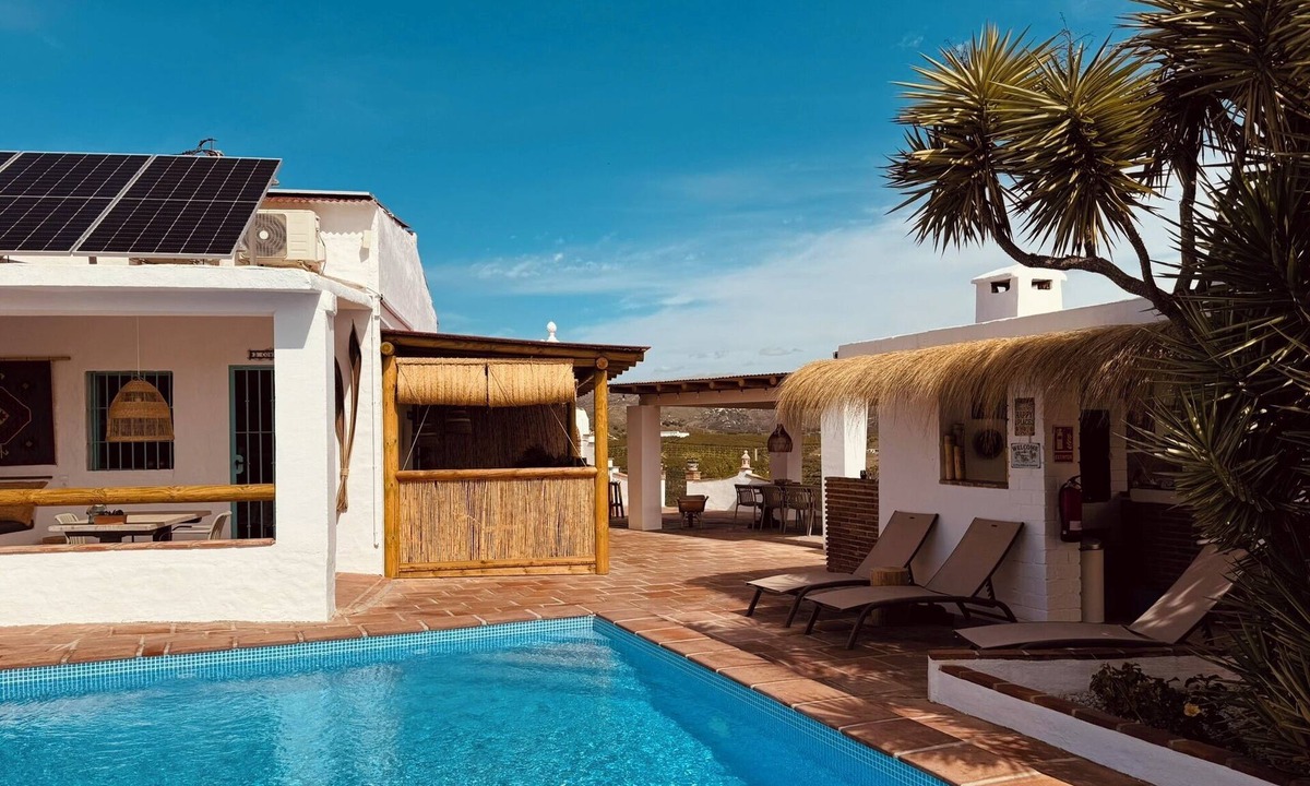 Velez-Malaga Apartment | Cozy Studio in Andalusia at Casa Bambú with pool view and private lounge bed