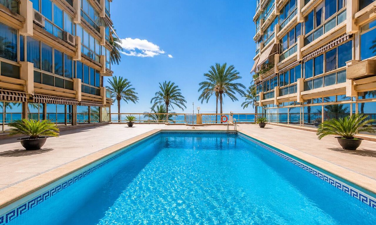 Marbella City Centre Apartment | Cubo's Apartment Mayoral Front Line Marbella & Free Parking/beachfront/community pool/free wifi