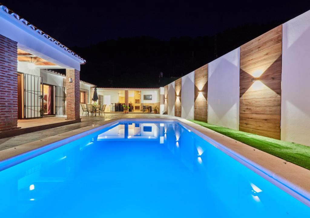 Casabermeja Villa | Cubo's Finca El Nogal de los Montes de Malaga