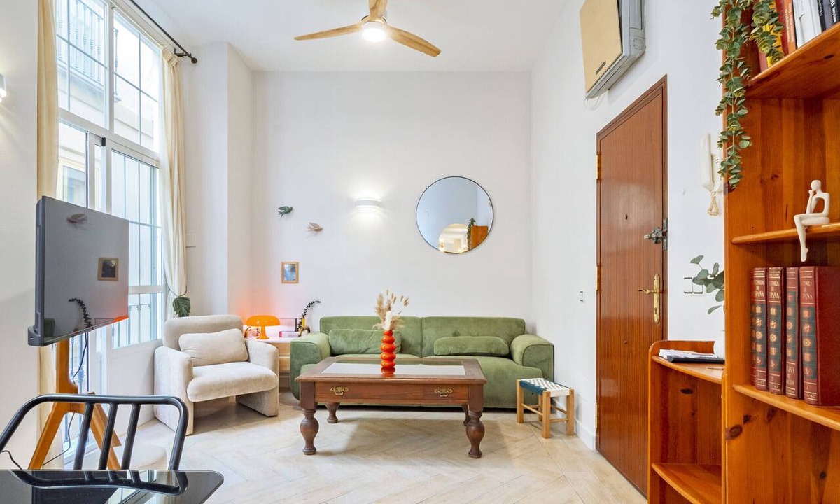 Malaga Historic Centre Apartment | Cubo's Luciano Malaga Apartment & Optional Parking/city center/close to businesses/free Wi-Fi