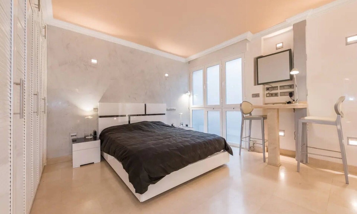 Castellana Apartment | Descubre la esencia del lujo y la comodidad en este espectacular apartamento.
