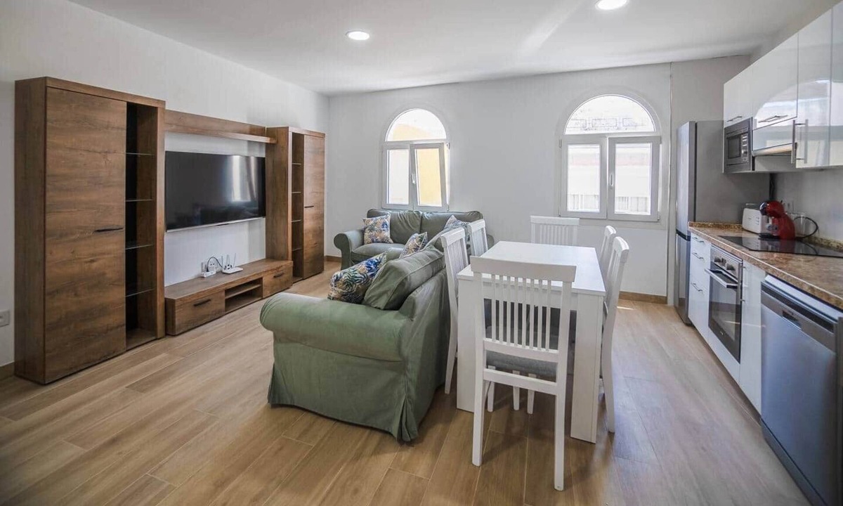 Algeciras Apartment | Downtown Apartment, Patio Cuarenta 2A