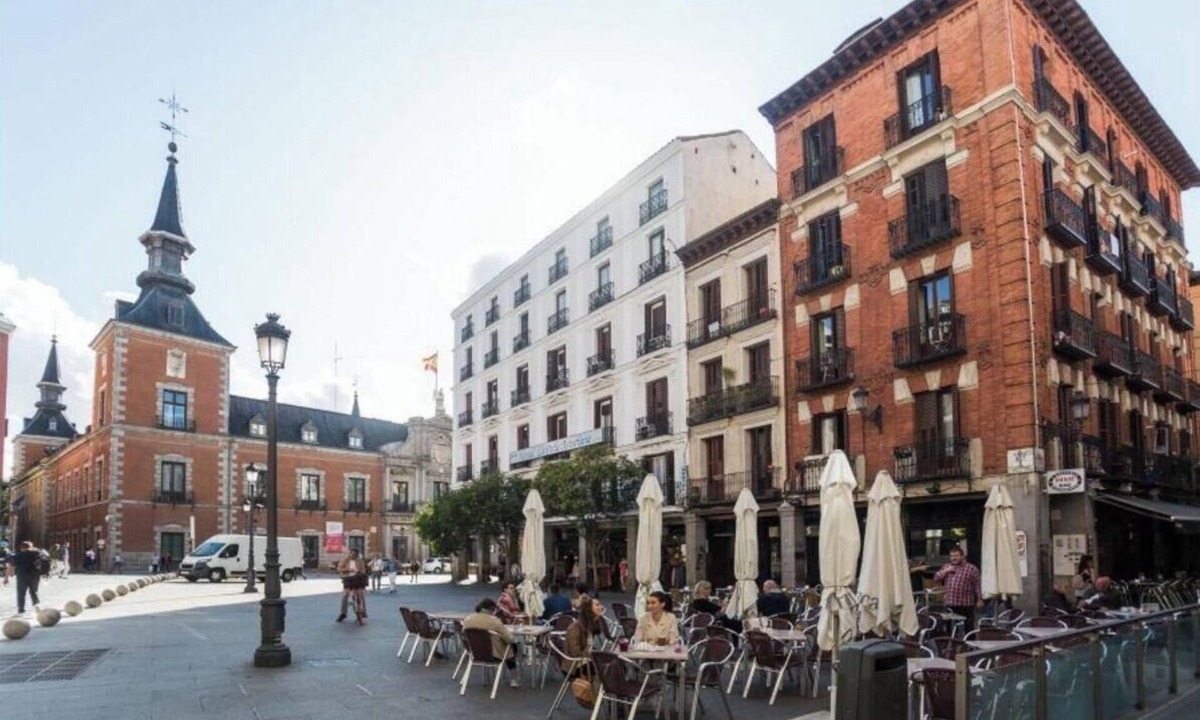 Embajadores Apartment | Elegant Luxury Apartment in Puerta del Sol with 3 En-Suite Bedrooms