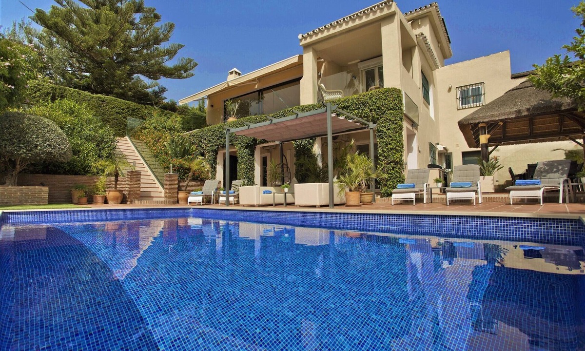 Calahonda Villa | Luxury Family Villa in Calahonda - Heated Pool, Jacuzzi, Walk to Restaurants