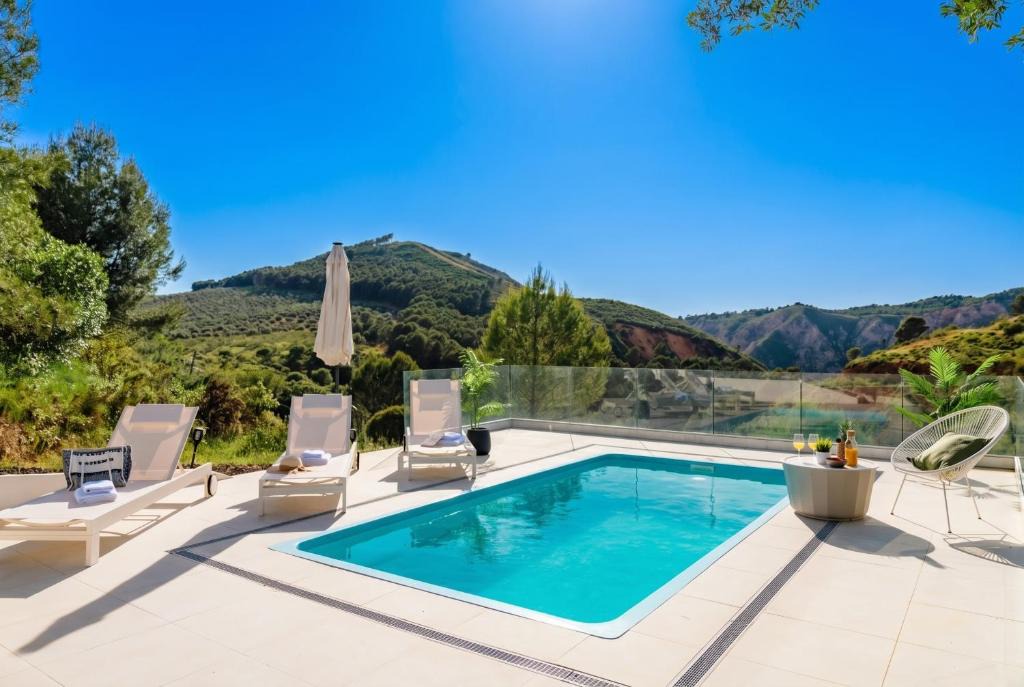 Archidona House | Escapada premium con jacuzzi y piscina climatizada