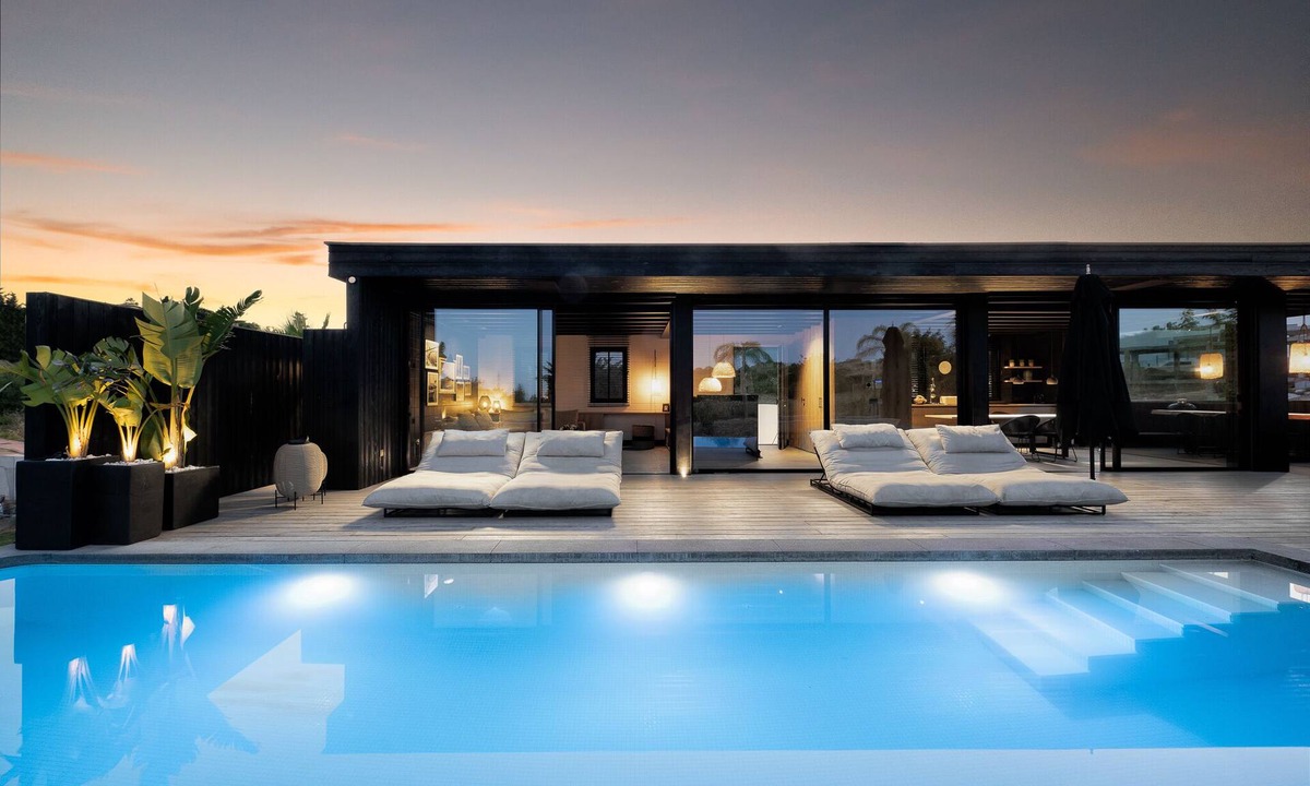Estepona House | Estepona - Sleeps 8 - Pool - Pet Friendly - Garden