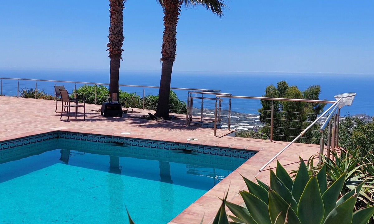 Sayalonga Villa | Exceptional Villa Estrellita: 180° sea view, heated pool.
