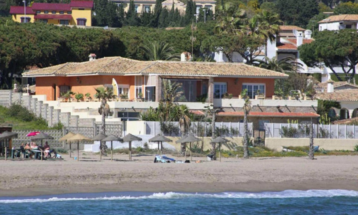 Cabopino Villa | Exclusive Villa in Marbella - Front Line Beach with Private Access