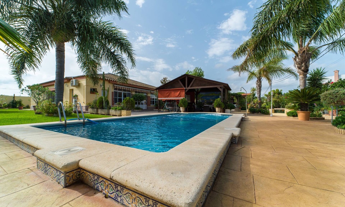 Chiclana de la Frontera Villa | Fabulous Villa Sonrisa with large private pool and air conditioning